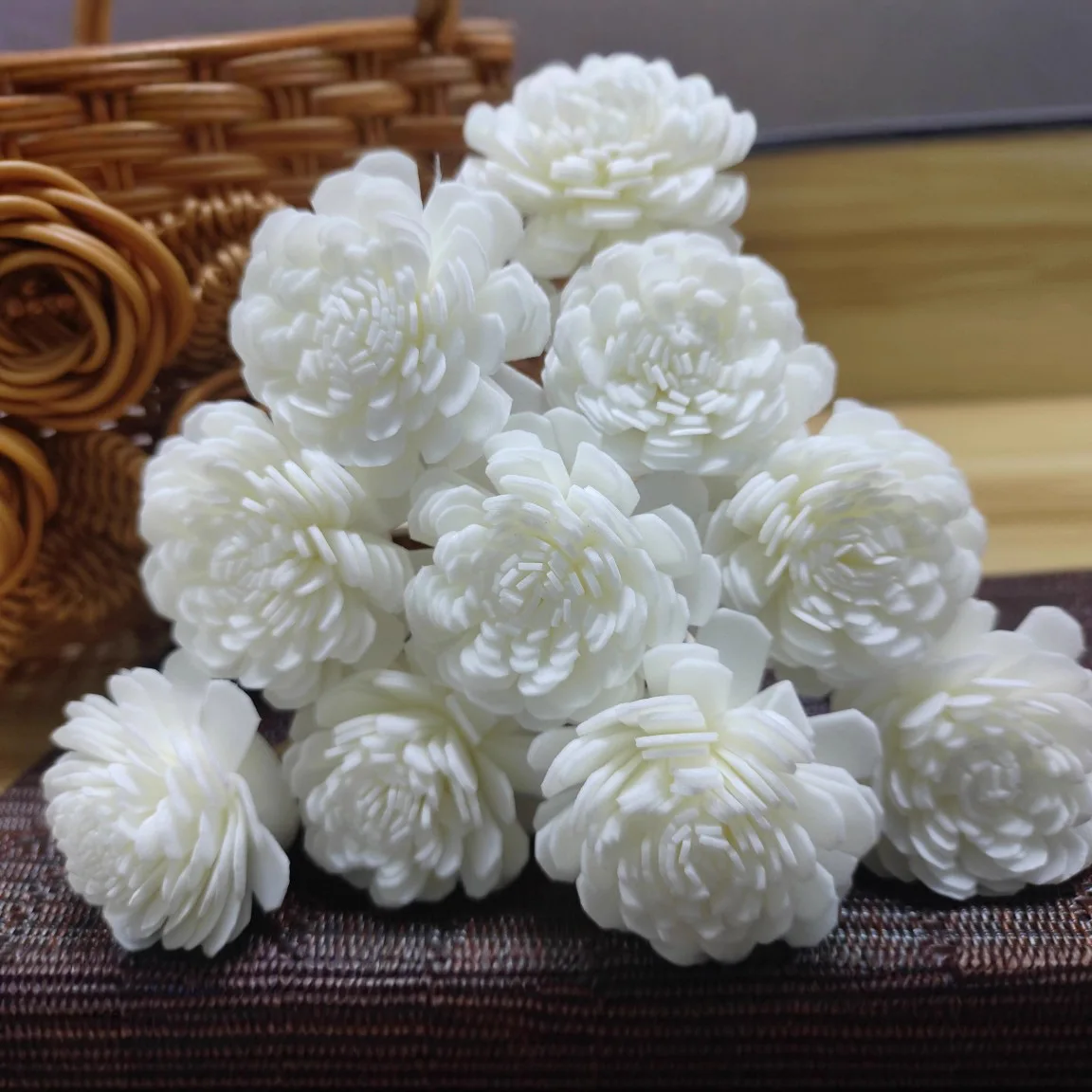 Aromatherapy Diffuser - 10 Stück Aroma-Diffusor-Stäbchen und weiße Schaumstoffblumen-Kombination,